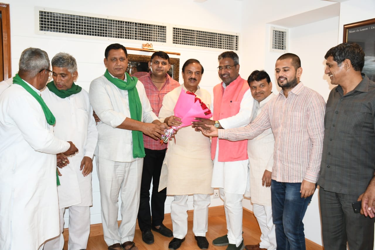 गौतमबुद्ध नगर के किसान बंधुओं की वर्षों पुरानी चली आ रही मांग पूरी हुई तथा नोएडा विकास प्राधिकरण ने उनकी 10 प्रतिशत आवासीय प्लॉट देने की मांग को स्वीकार कर लिया और सांसद एवं पूर्व केन्द्रीय मंत्री डा. महेश शर्मा जी के कैम्प कार्यालय पहुंचकर पुष्प गुच्छ प्रदान कर आभार व्यक्त किया