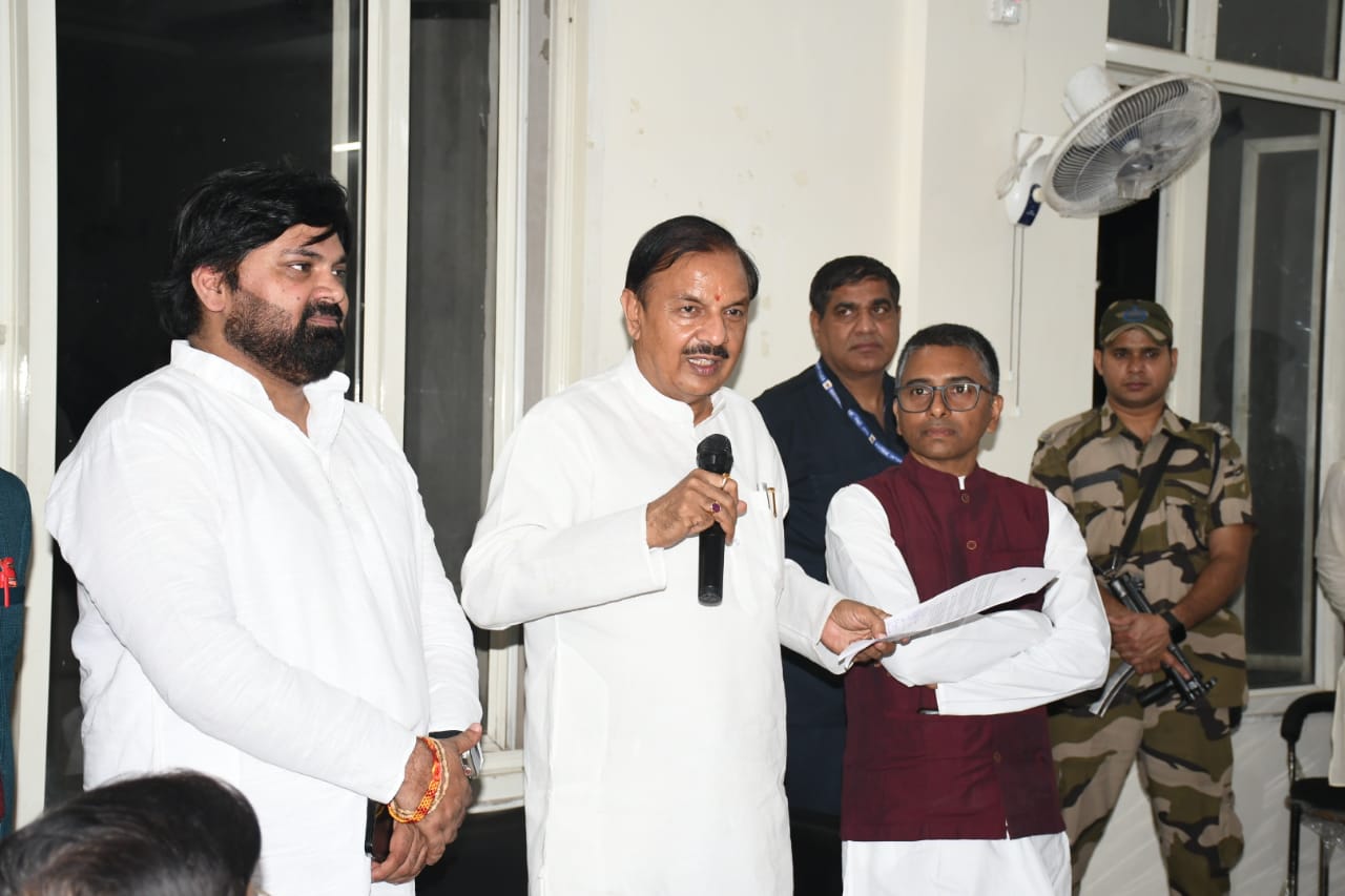 टुडेज होम किंग्स पार्क सोसाइटी में सांसद डॉक्टर महेश शर्मा ने किया जन संपर्क