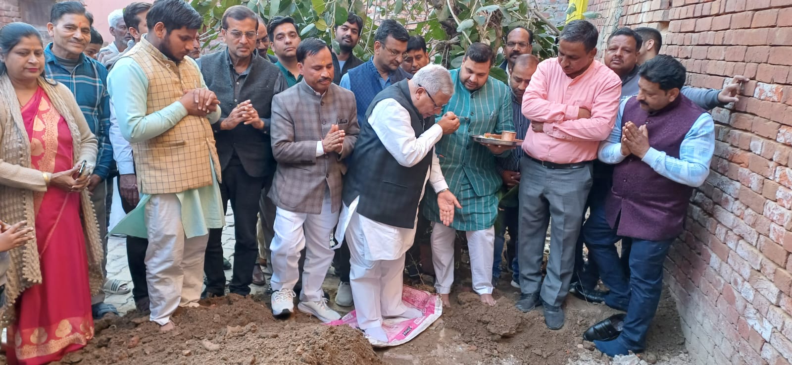 प्राचीन शिव मंदिर में हुआ सत्संग भवन का शिलान्यास