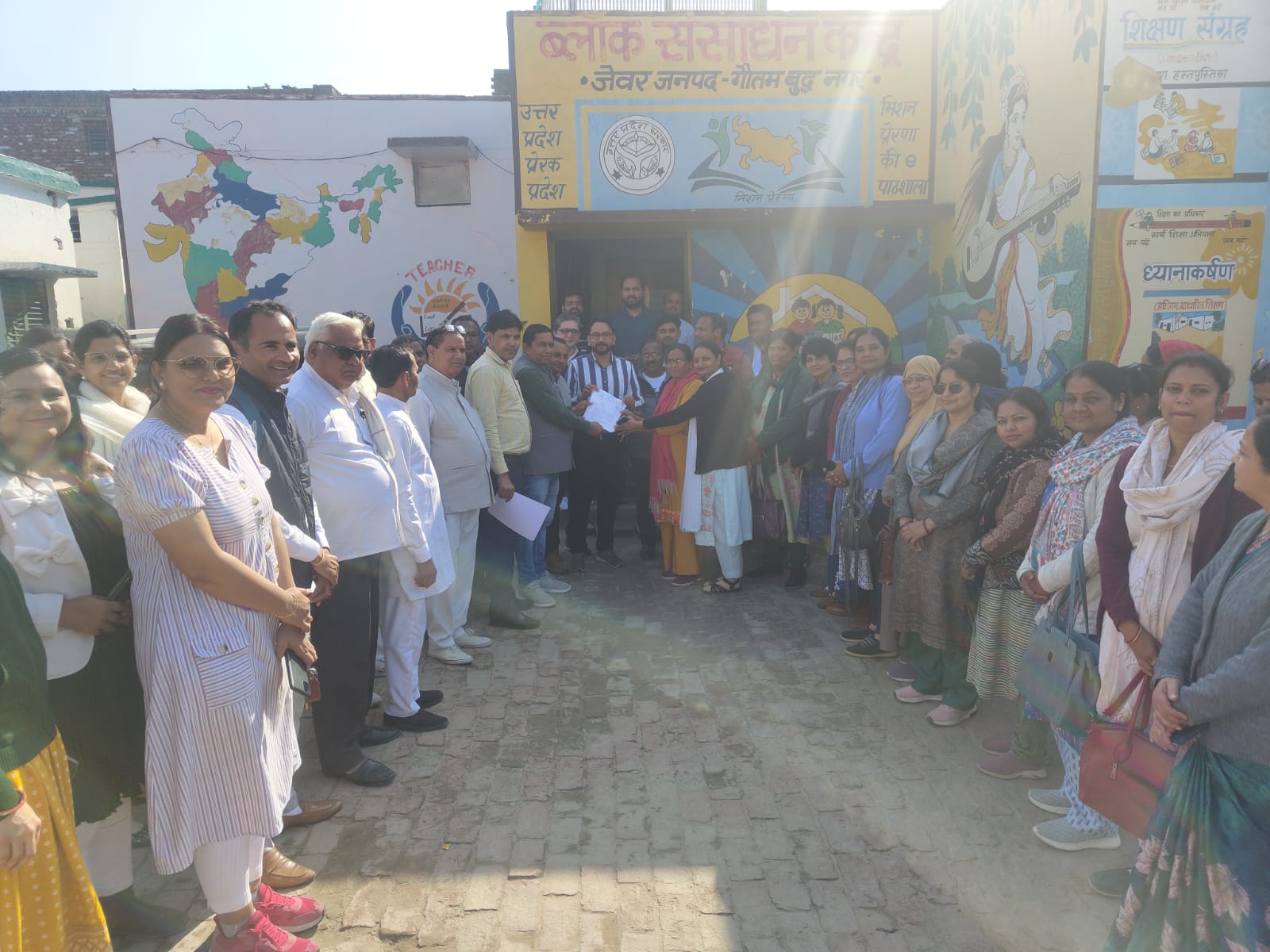 शिक्षक संघ ने खण्ड शिक्षा अधिकारी के माध्यम से महानिदेशक को दिया ज्ञापन