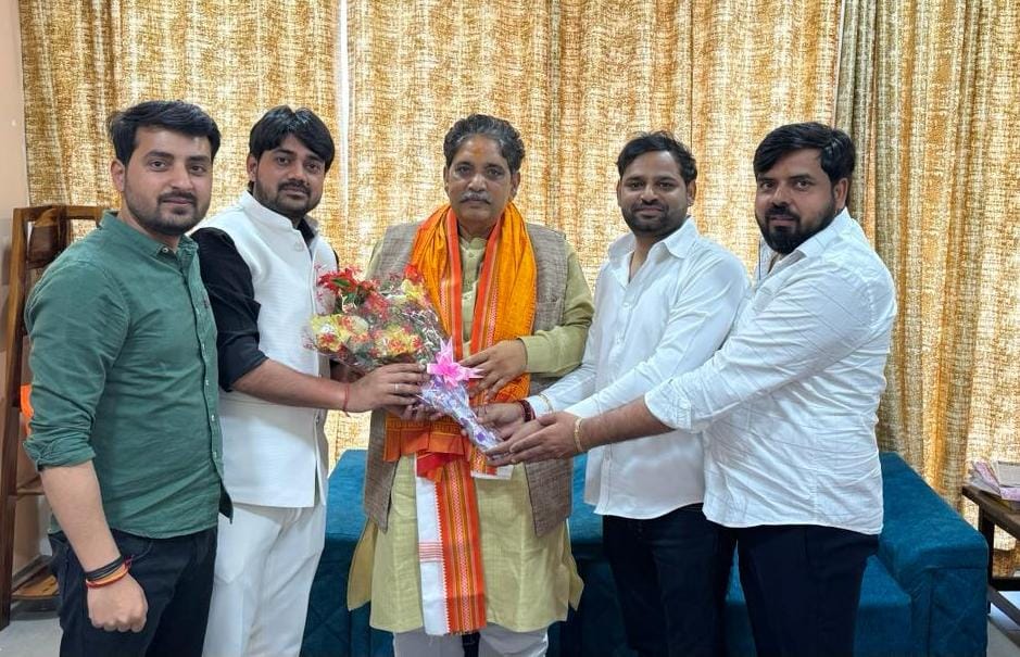 साहिबाबाद विधानसभा के विधायक सुनील शर्मा को उत्तर प्रदेश सरकार में कैबिनेट मंत्री बनाए जाने पर भाजपा किसान मोर्चा के जिला मंत्री अतुल पंडित ने लखनऊ आवास पर जाकर शुभकामनाएं दी