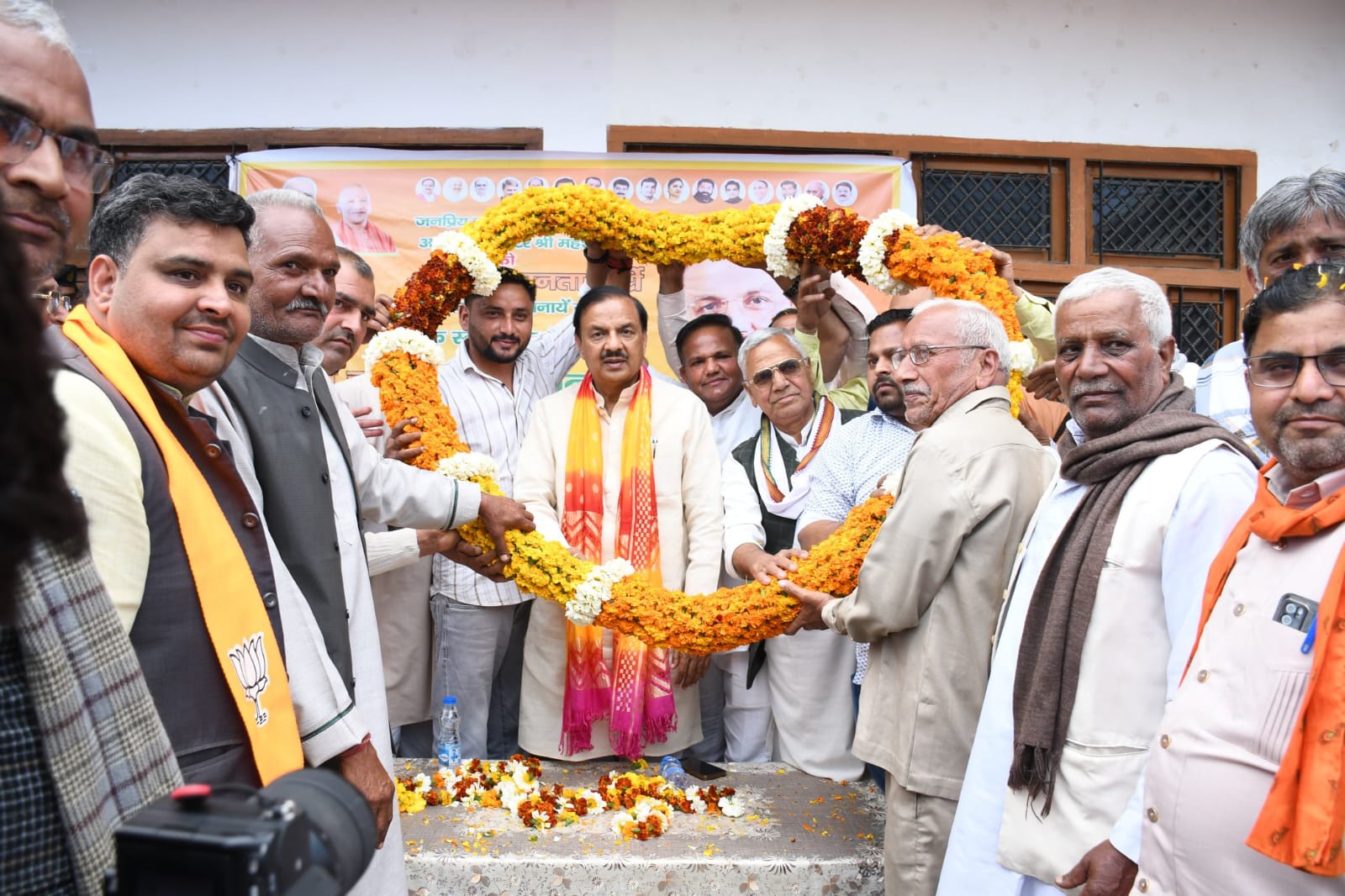 गांव चलो अभियान के तहत जेवर विधानसभा के कई गांवों सहित बागपुर व सलेमपुर गांव में पहुंचे सांसद डॉ. महेश शर्मा का हुआ जोरदार स्वागत