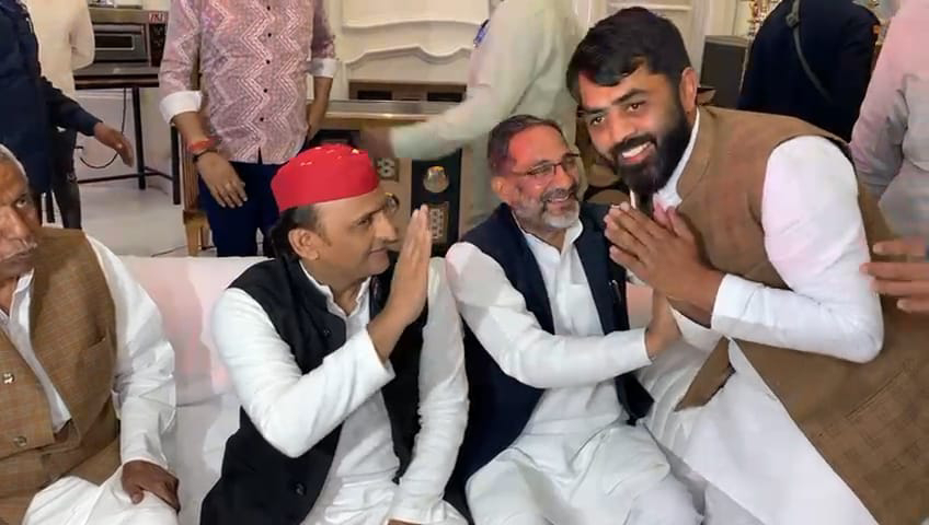 ग्रेटर नोएडा आगमन पर सपाईयों ने किया राष्ट्रीय अध्यक्ष का स्वागत, जिलाध्यक्ष सुधीर भाटी के नेतृत्व में सूरजपुर गोलचक्कर पर उनका जोरदार स्वागत किया
