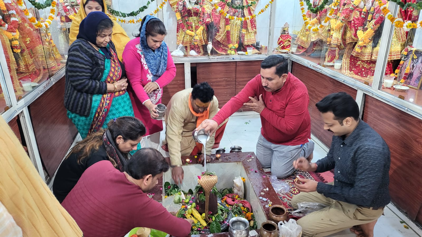 श्री शिव बालाजी धाम मंदिर में दूध और जल से हुआ रूद्राभिषेक, भक्तों ने किया हनुमान जी का भव्य श्रंगार