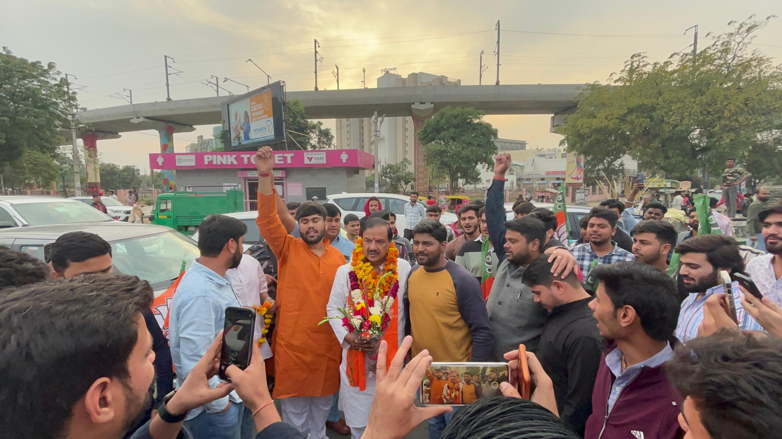 पंडित भव्य वत्स ने अपने सैकड़ों युवा छात्रों के साथ सांसद डॉ महेश शर्मा का परी चौक के पास मिलकर जोरदार स्वागत किया
