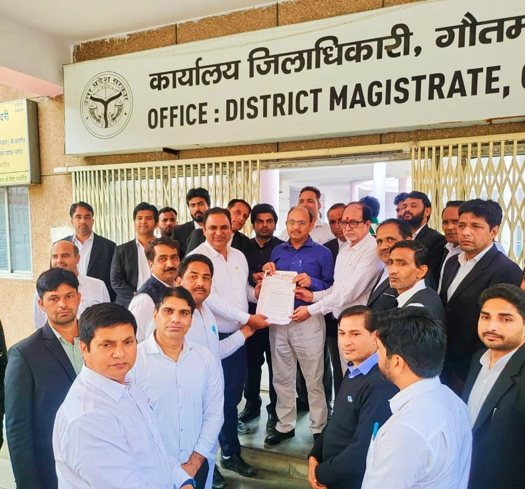 सरकार की योजना गड्ढा मुक्त रोड का पालन करें लापरवाह अधिकारी, अपर जिलाधिकारी न्यायिक गौतमबुद्ध नगर द्वारा ज्ञापन सौंपा