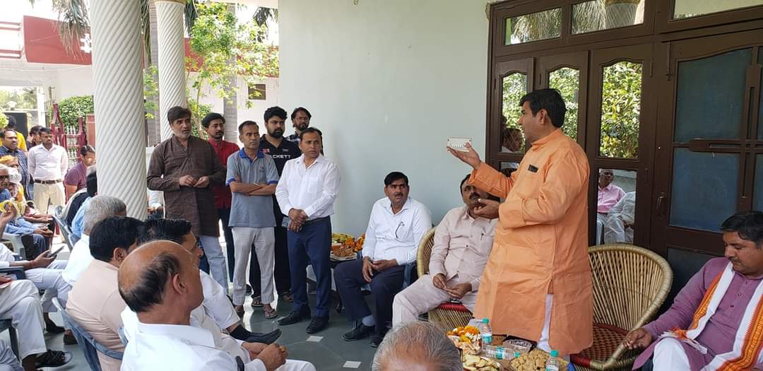 चुनावी मैदान में भाजपा सांसद डॉ महेश शर्मा ले लिए एमएलसी श्रीचंद शर्मा ने वोट मांगे, पक्ष में ग्रामीणों से जनसम्पर्क कर संवाद किया और पहले से भी अधिक मतदान करने हेतु ग्रामवासीयों से अपील की