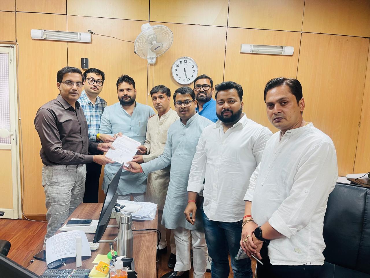 गौतम बुद्ध नगर विकास समिति ने नोएडा सीईओ और एनडीएमआरएसी के एमडी लोकेश एम को मेट्रो फीडर बस को चलाने के लिए सौंपा ज्ञापन
