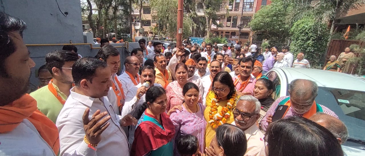 भाजपा उम्मीदवार डॉ महेश शर्मा की पत्नी डॉ उमा शर्मा ने किया नोएडा में उनके लिए प्रचार, सोसाइटी में हुआ डॉ उमा शर्मा का फूल मालाओं के साथ भव्य स्वागत