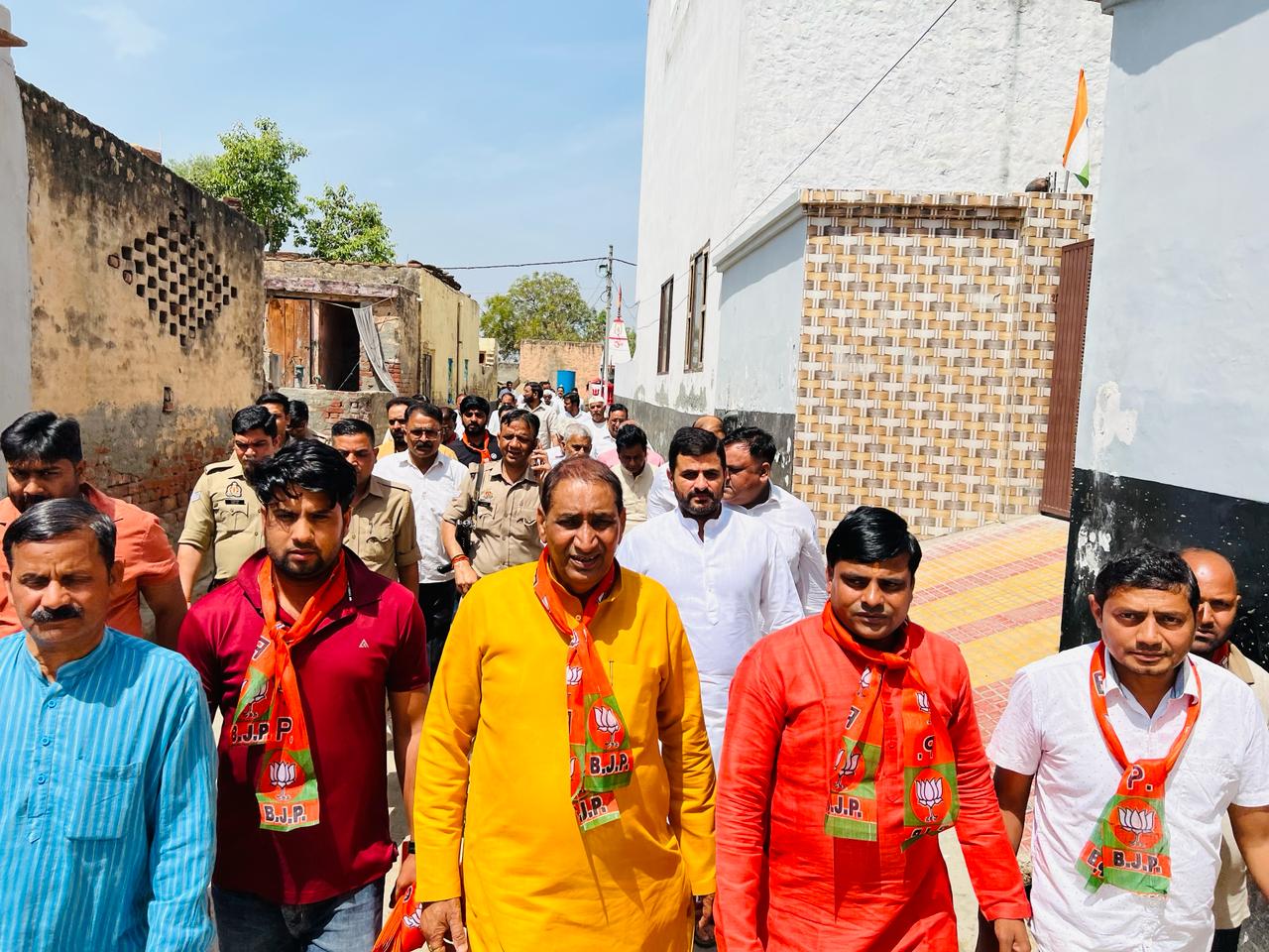 ग्राम महावड व दुजाना में गुर्जर समाज के सम्मानित लोगो ने भाजपा प्रत्याशी डॉ महेश शर्मा जी के लिए मांगे वोट