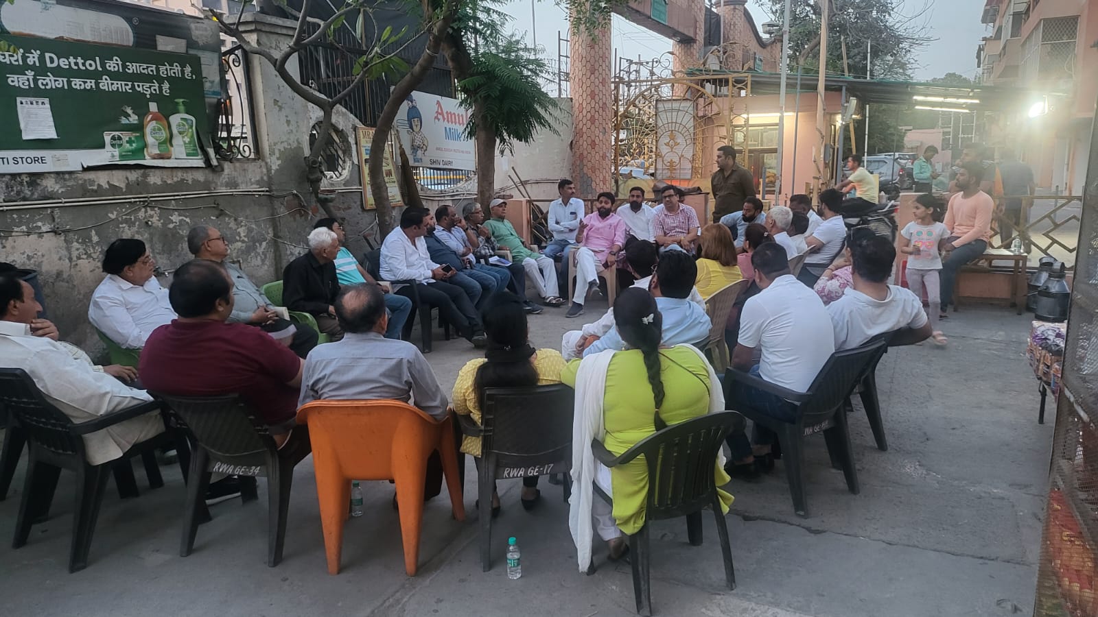गुलमोहर एन्क्लेव में आचार संहिता का उलंघ्घन कर रहा डेरी संचालक, बीजेपी गांधी नगर का मण्डलाध्यक्ष है डेरी संचालक