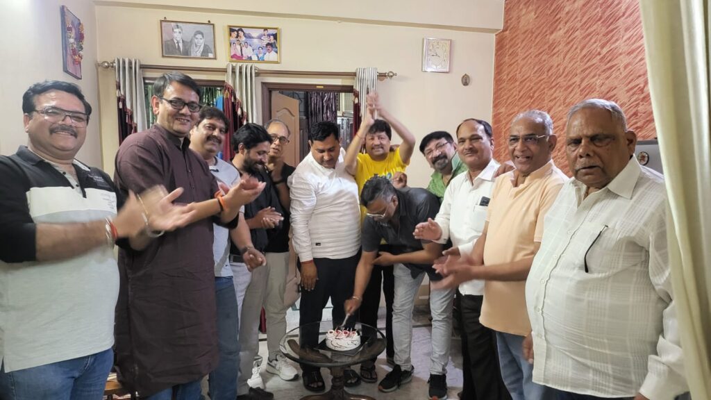 वरिष्ठ पत्रकार का जन्मदिन मनाया, दीर्घायु की कामना की

