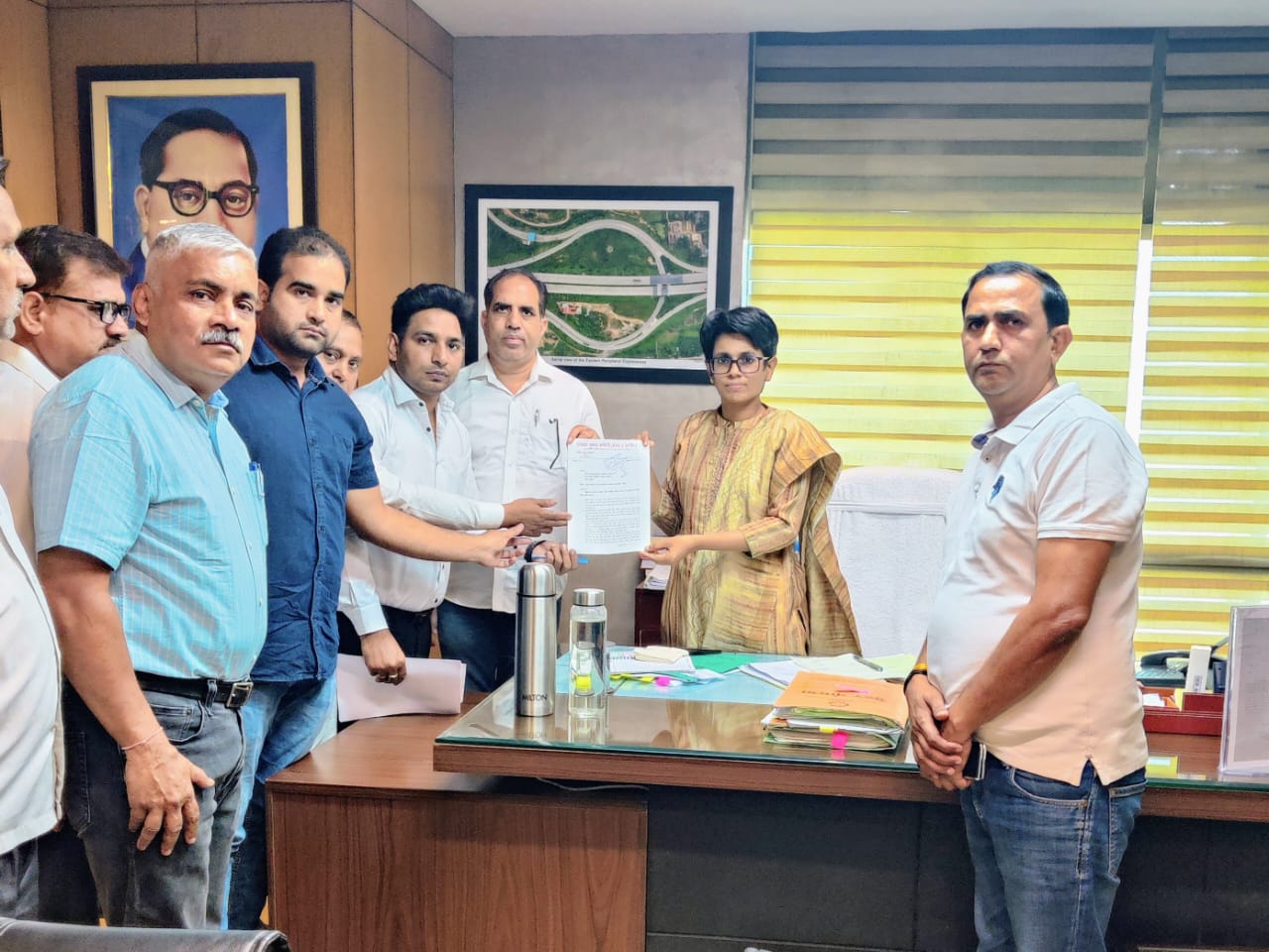 सेक्टर डेल्टा 2 की समस्याओं को लेकर ग्रेटर नोएडा प्राधिकरण एसीओ श्रीलक्ष्मी वीएस को सौंपा छह सूत्रीय ज्ञापन