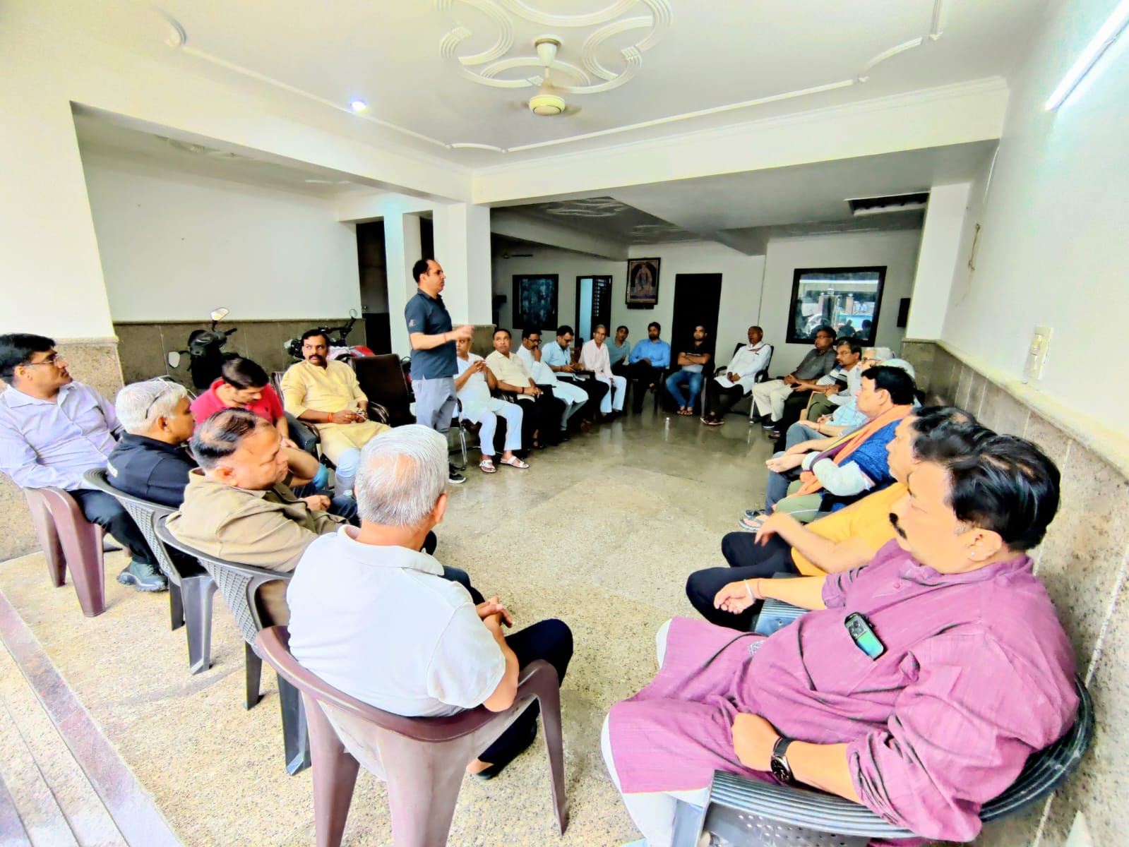 कालातीत पूर्व फर्जी अध्यक्ष अजब सिंह प्रधान द्वारा फल व सब्ज़ी विक्रेताओं और कबाड़ी से डेल्टा टू ग्रेटर नोएडा में ज़बरन उगाही करने के संबंध में सूरजपुर थाने में शिकायत दर्ज