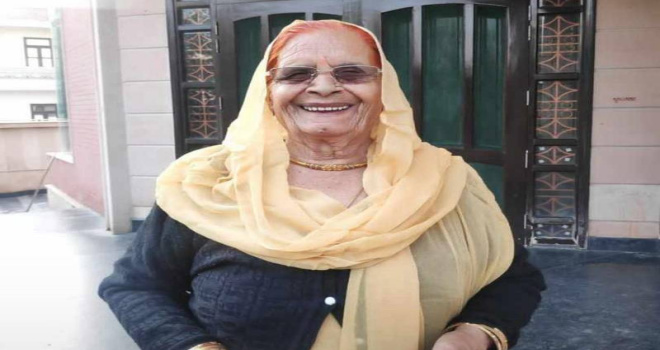 भाजपा नेता MLC नरेंद्र भाटी की माता जयपाली देवी पंचतत्व में हुई विलीन, नरेंद्र भाटी के पैतृक गांव बोडाकी में आने जानो वालो का तांता लगा हुआ है