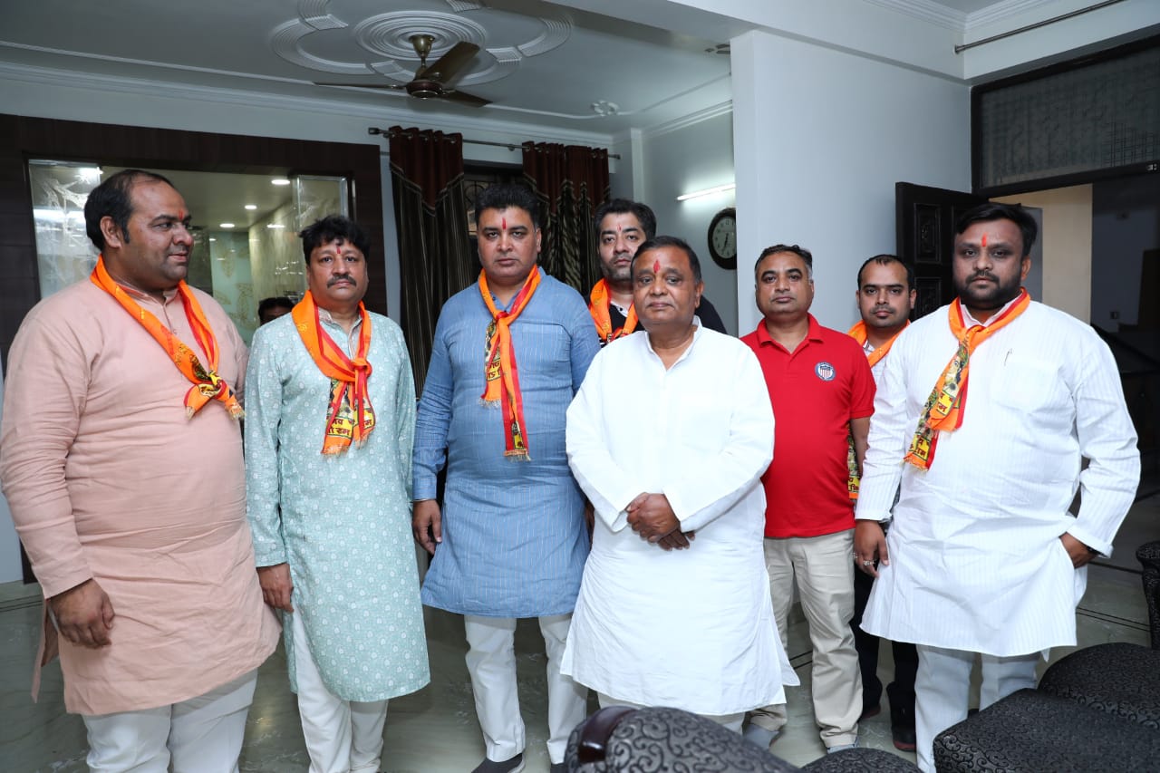 गौरव बंसल के आवास पर पहुंचे लोकसभा प्रत्याशी अतुल गर्ग