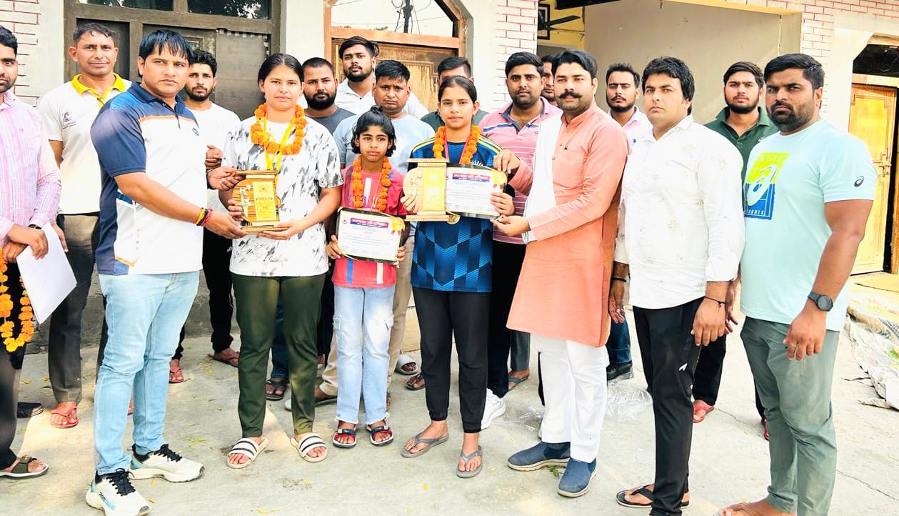 एथलेटिक्स प्रतियोगिता में गोल्ड मेडल जीतने पर इशिका व आरोही को करप्शन फ्री इंडिया ने किया सम्मानित