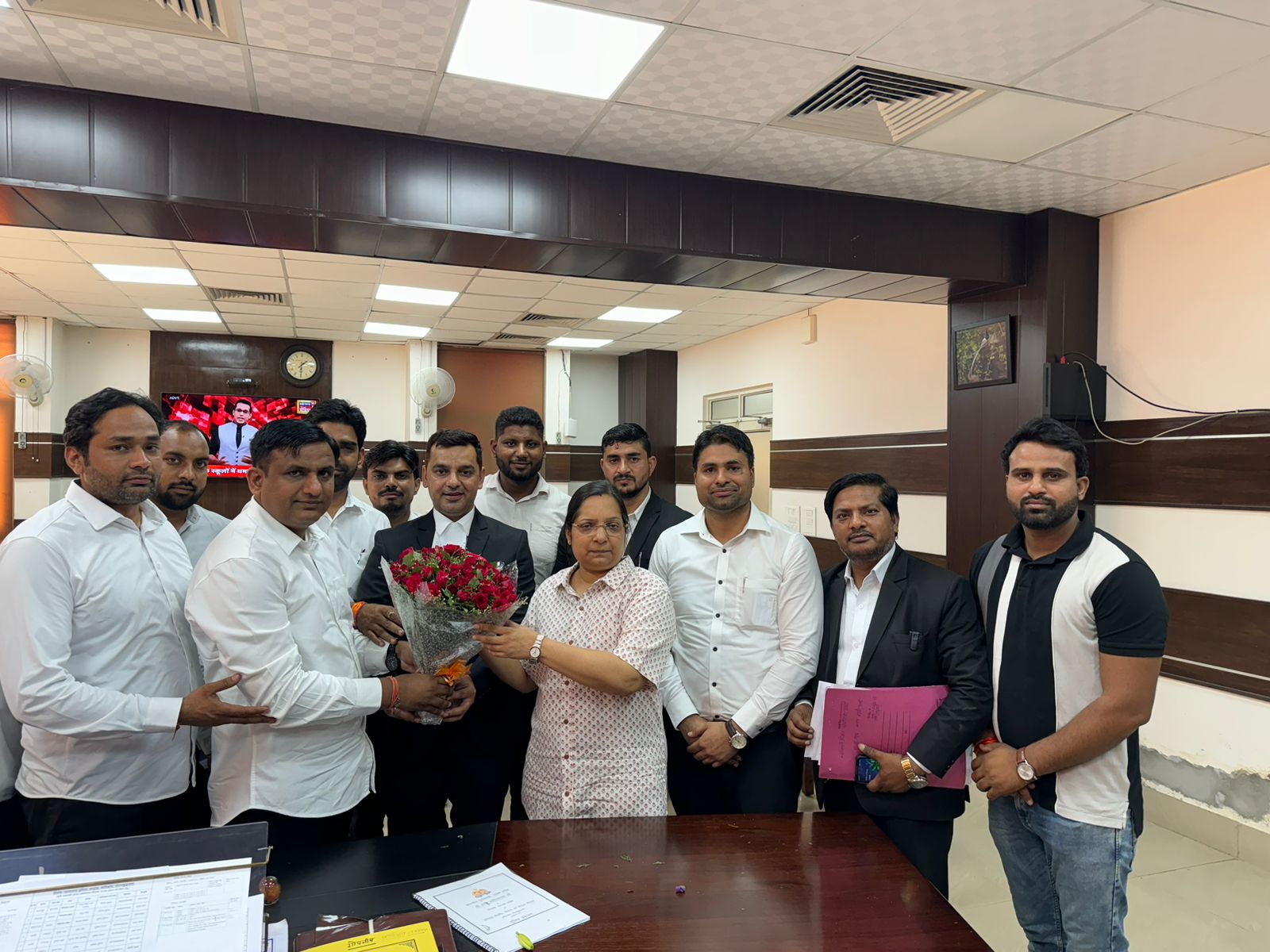 ग्रेटर नोएडा का चर्चित कुणाल शर्मा हत्याकांड का खुलासा किए जाने पर दादरी बार एसोसिएशन की तरफ से नेतृत्व करने वाले पूर्व अध्यक्ष राकेश नागर एडवोकेट ने बधाई दी
