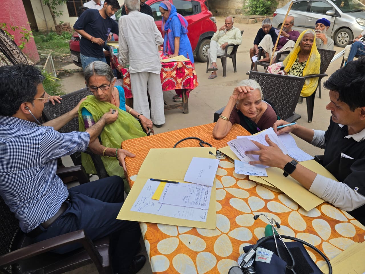 मातृ दिवस पर आवासीय वृद्ध आश्रम में निशुल्क हेल्थ चेकअप कैम्प का आयोजन