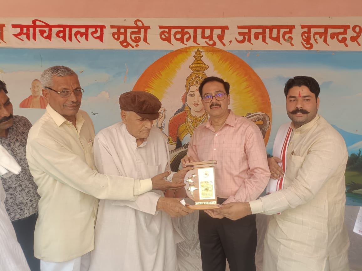गांव के तालाब का सौंदर्यकरण एवं खेलकूद के मैदान की मांग को लेकर भारत सरकार के पंचायत सचिव को सौंपा पत्र