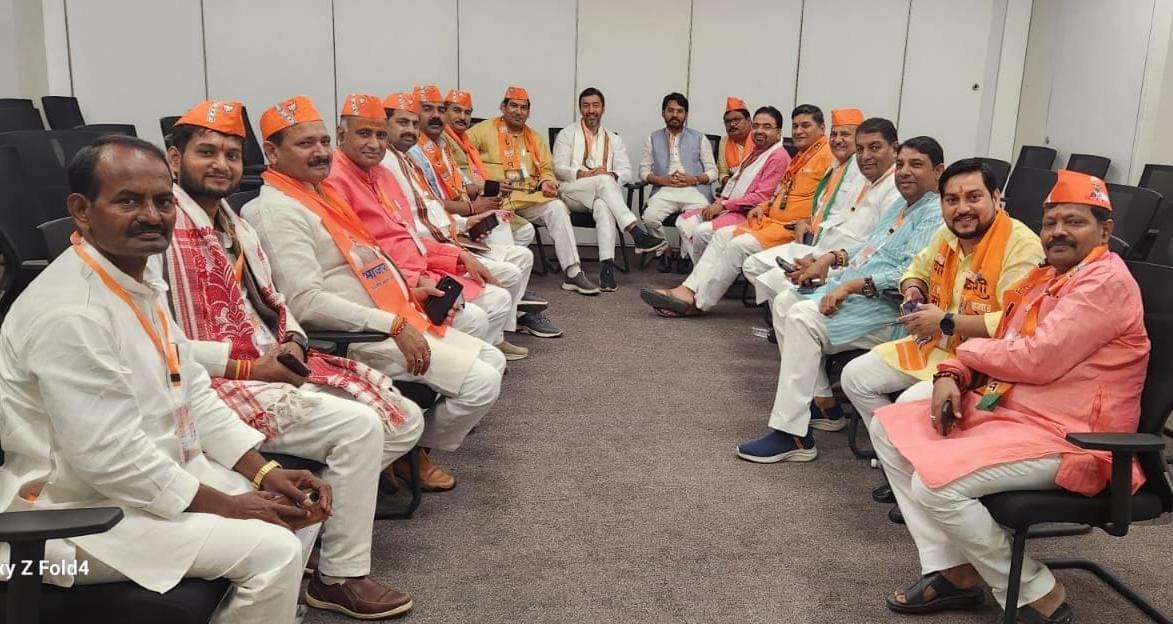 #Banaras में प्रधानमंत्री नरेंद्र मोदी ने अपने चुनाव में लगे महत्वपूर्ण कार्यकर्तागणों को वाराणसी लोकसभा के प्रत्येक बूथ को जीतने का मंत्र दिया
