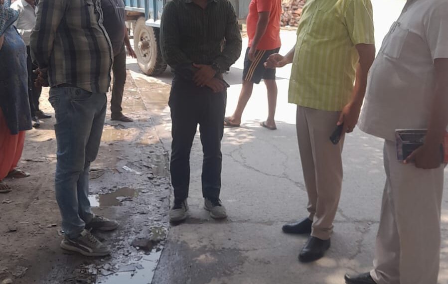 ओएसडी ने बिसरख गांव का किया दौरा, सफाई स्टाफ के नदारद मिलने पर बिफरे, कॉन्ट्रैक्टर पर 50 हजार का जुर्माना, नालियां भी गंदी दिखीं