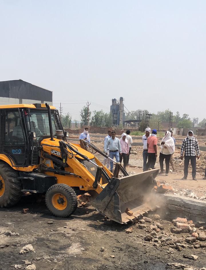 भाजपा विधायक के गांव में मुख्यमंत्री के ड्रीम प्रोजेक्ट #"फिल्म सिटी" के नाम से अमृत वर्षा कंपनी में अवैध रूप से कट रही कॉलोनी पर चला प्राधिकरण का बुलडोजर