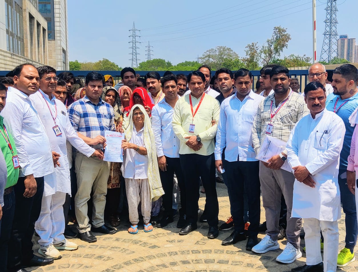 गावों की मूलभूत सुविधाओं के लिए करप्शन फ्री इंडिया संगठन का प्राधिकरण पर हल्ला बोल प्रदर्शन