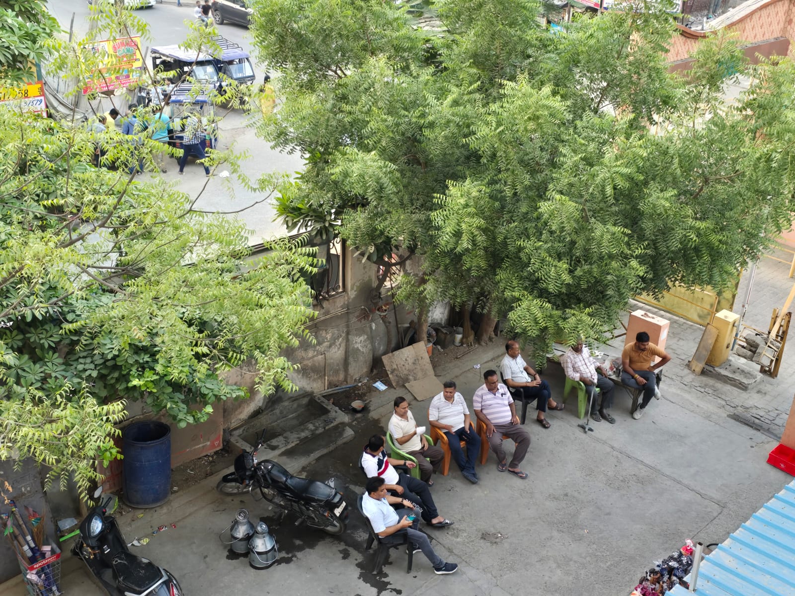 दबंग डेरी संचालक ने फिर डाली कुर्सियां, पुलिस ने हटवाईं