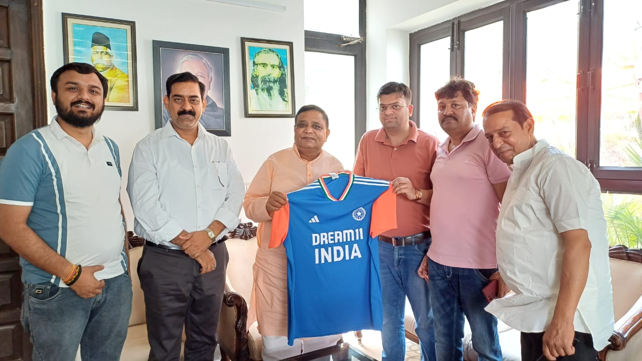 टी-20 वर्ल्ड कप के पहले मैच का दिया निमंत्रण, पूर्व राज्य मंत्री विधायक अतुल गर्ग, फ्लैट ऑनर्स फेडरेशन RWA के चेयरमैन कर्नल तेजेन्द्र पाल त्यागी, बीजेपी के अजय शर्मा, गुलमोहर एनक्लेव आरडब्लूए के गौरव बंसल को डिजिटली दिखाए