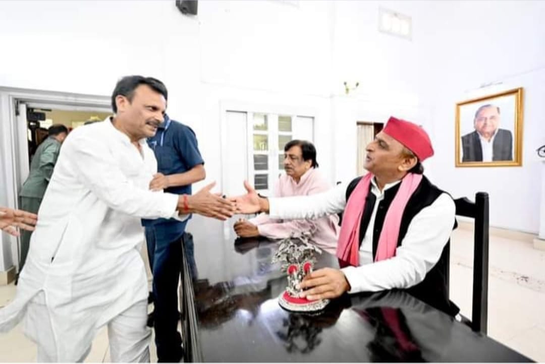सपा प्रदेश सचिव परमानन्द गर्ग ने अखिलेश यादव से की शिष्टाचार भेंट, सपा के बेहतर प्रदर्शन पर दी बधाई