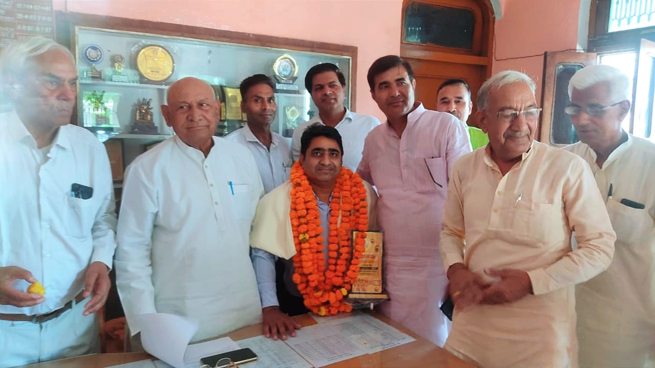 भारतीय स्टेट बैंक दादरी के मैनेजर श्री योगेंद्र भाटी जी को गुर्जर विद्या सभा द्वारा सम्मानित अभिनंदन किया गया