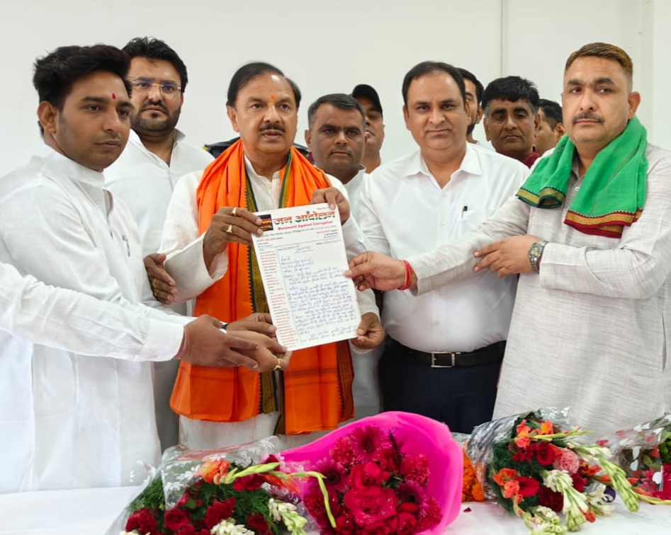 Noida News: जन आंदोलन संगठन ने पूर्व मंत्री महेश शर्मा को सौंपा ज्ञापन, 16 साल पुरानी सड़क निर्माण 130 मीटर से जोड़ने की मांग फिर हुई बुलंद