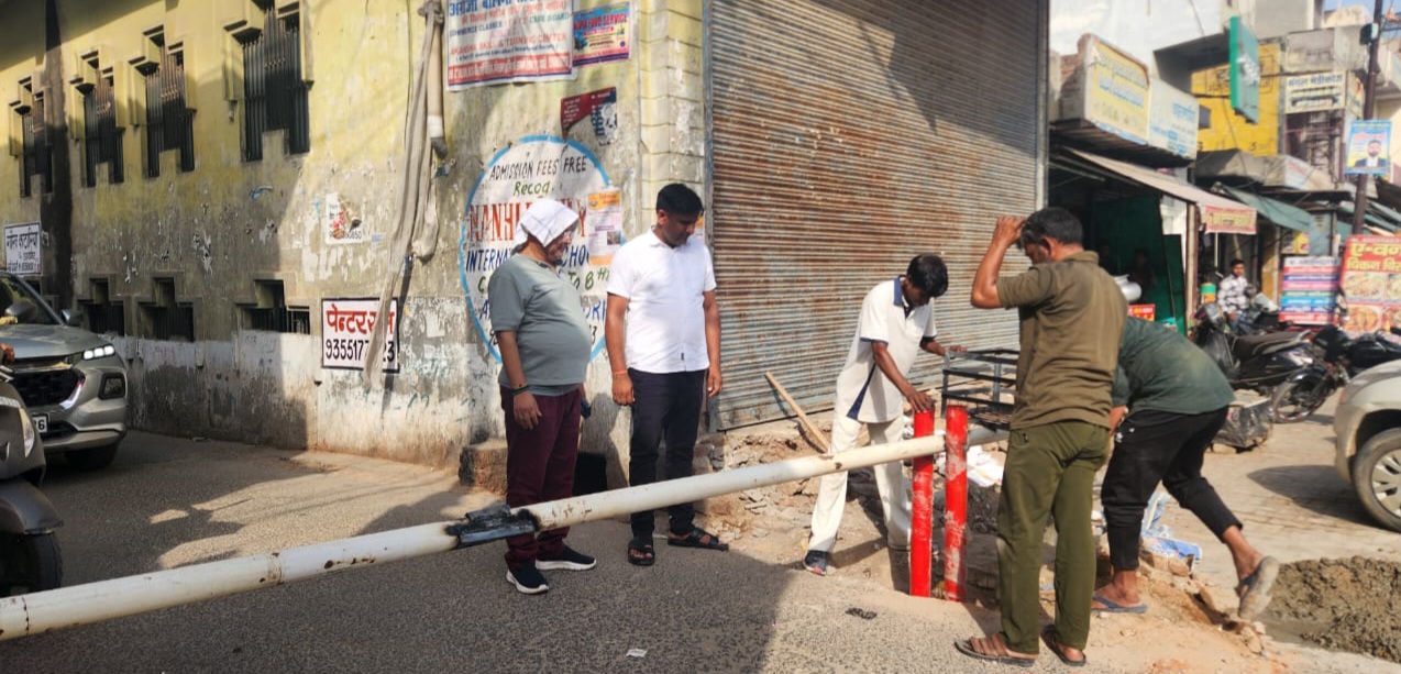 Dadri News: बार एसोसिएशन दादरी के अधिवक्तागणों की आवश्यक मांग पर SDM विवेकानंद मिश्र के दिशा निर्देश पर तहसील गेट पर बैरियर लगाया गया है, मिलेगी भीषण जाम से राहत