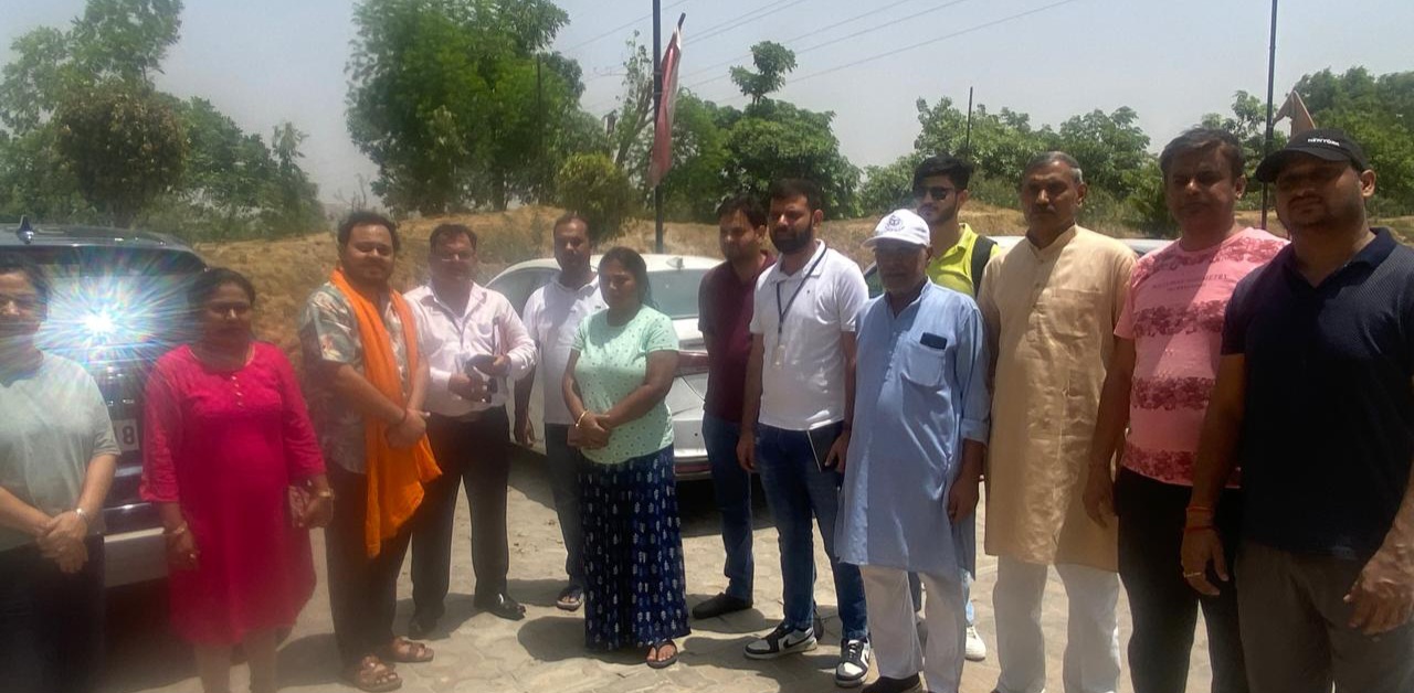 अच्छी खबर; ग्रेटर नोएडा वेस्ट की एरोस संपूर्णम सोसाइटी में मल्टीपॉइंट कनेक्शन के लिए एनपीसीएल अधिकारीयों का रेसिडेंट्स के सहमति के लिए डोर टू डोर दौरा