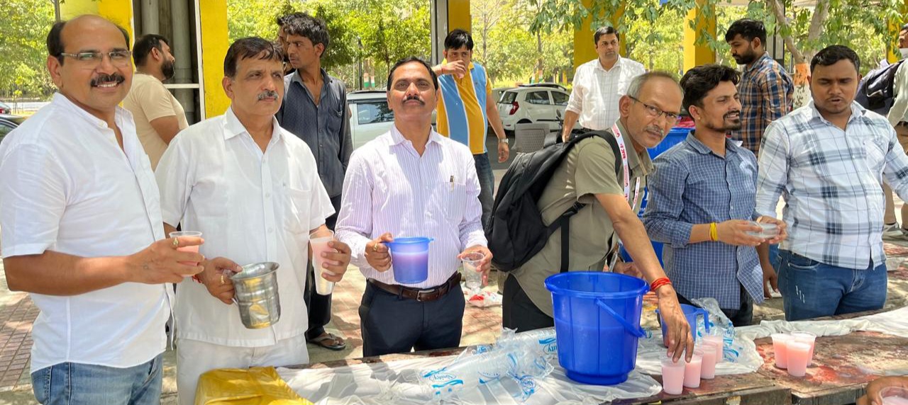 निर्जला एकादशी के पावन पर्व के शुभ अवसर पर जगह-जगह भक्तों ने किया जल वितरण