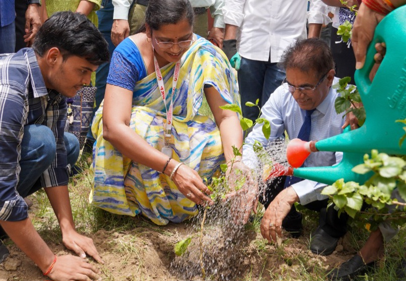 गलगोटियास विश्वविद्यालय में पर्यावरण की सुरक्षा के लिये मनाया गया वृक्षारोपण का भव्य कार्यक्रम