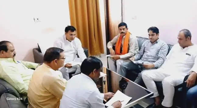 Greater Noida: BJP ज़िला कार्यालय तिलपता गोलचक्कर पर आगामी संगठन के कार्यों को लेकर बैठक आयोजित की गई