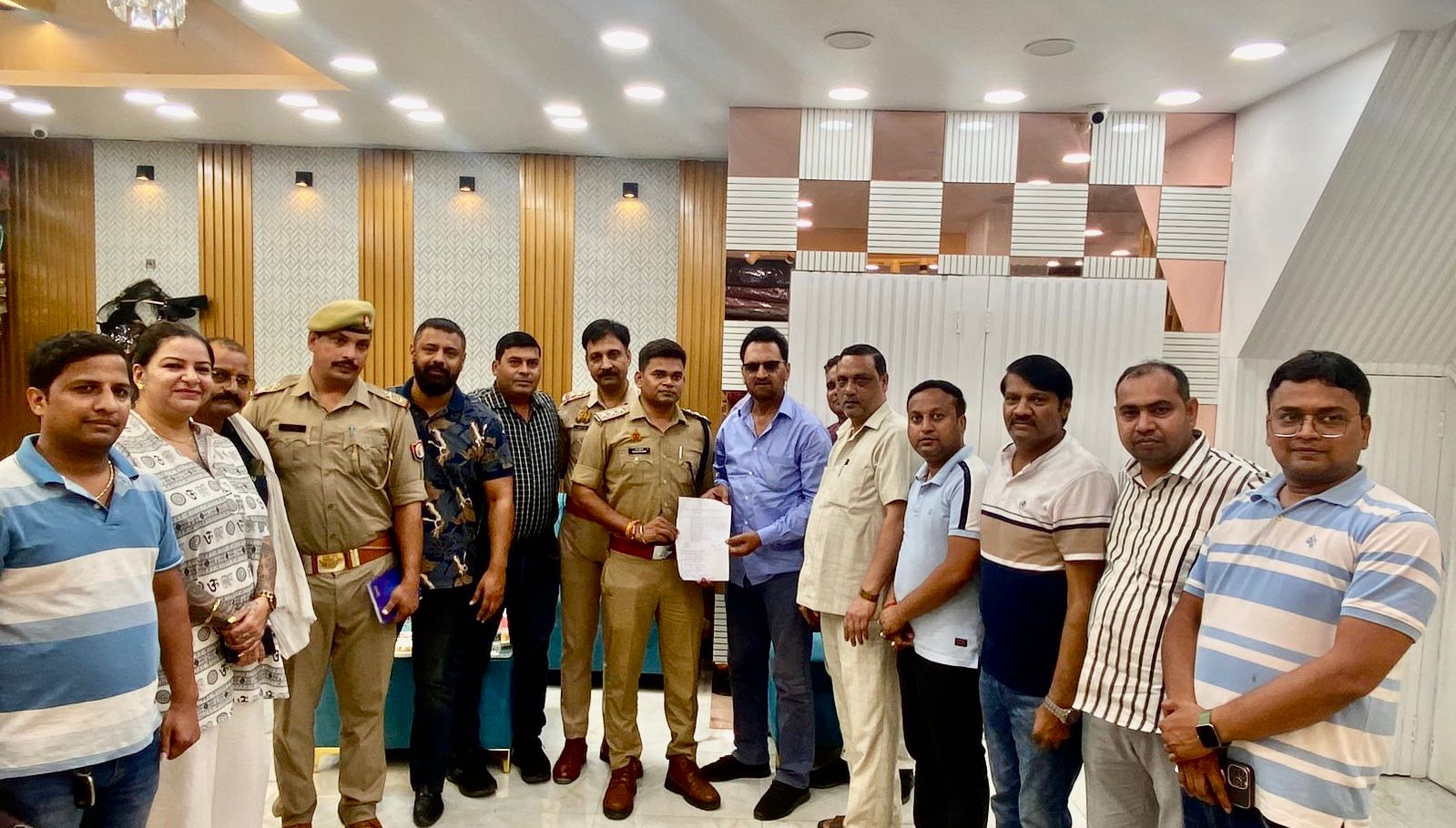Greater Noida News: जगत फ़ार्म व्यापारियों ने पुलिस के साथ मीटिंग कर दिया ज्ञापन, जगत फार्म बाजार में रेहडी व ठेली वालों का अवैध कब्जा