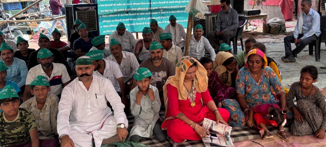 Noida News: नोएडा प्राधिकरण का किसानों के प्रति तानाशाही रवैए, किसान हातम सिंह की पुस्तैनी जमीन पर उच्चन्यायालय के यथास्थिति स्टे को बाद भी ध्वस्त करने की कार्यवाही के विरोध में भारतीय किसान यूनियन (बलराज) के नेतृत्व में किसानों का अनिश्चितकालीन धरना-प्रदर्शन