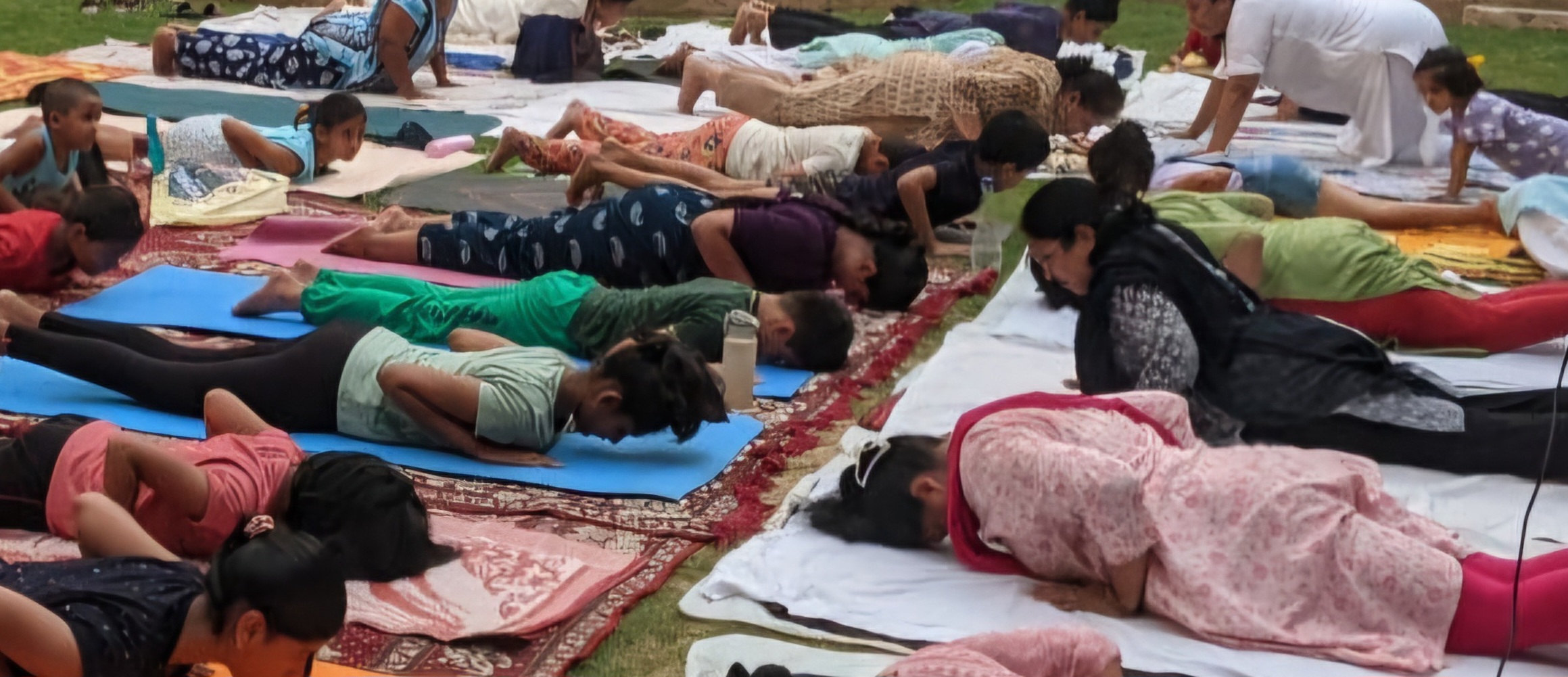 Ghaziabad News: योग शिविर के दूसरे दिन गुलमोहर एनक्लेव के बच्चों ने किया योगाभ्यास