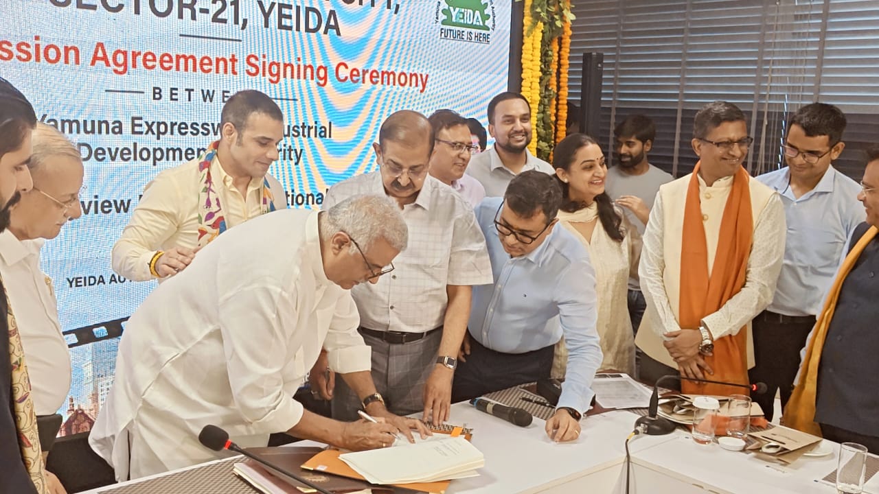 Breaking News: बोनी कपूर ने ग्रेटर नोएडा फिल्म सिटी के समझौते पत्र पर किए दस्तखत, योगी आदित्यनाथ के अफसर और पूरी यमुना अथॉरिटी के अधिकारी बने गवाह