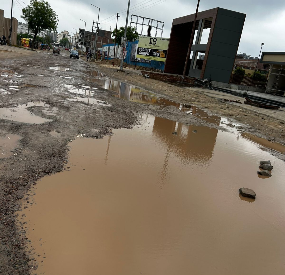 Greater Noida West: सेक्टर 1 ACE डिविनो: अल्ट्रा लग्ज़री के सामने सड़क तक की व्यवस्था नहीं, बिल्डर और अथॉरिटी की उदासीनता से बढ़ी मुश्किलें