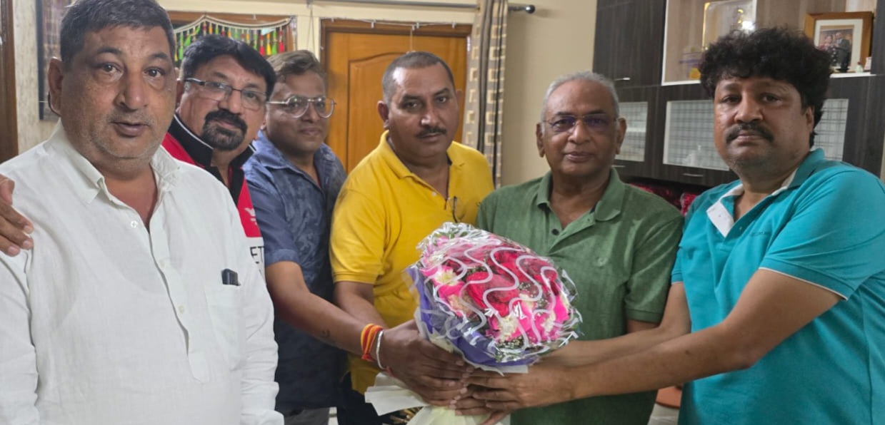 आरडब्लूए के कार्यकारणी सदस्य को दी जन्मदिन की बधाई