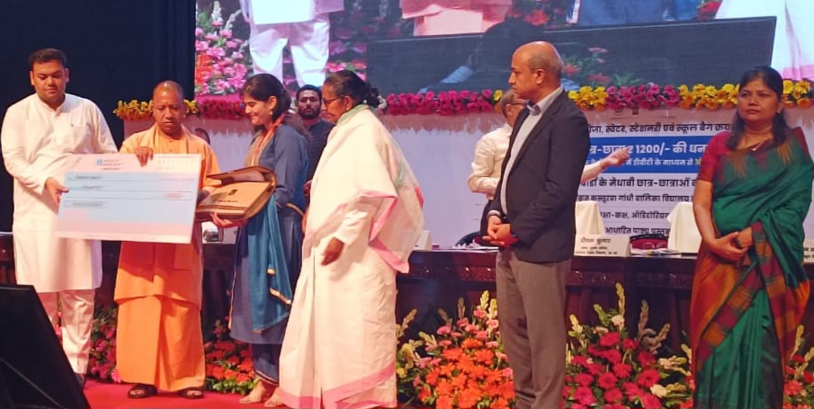 गुलमोहर की बेटी रिद्धिमा का लखनऊ के लोकभवन में हुआ सम्मान, सीएम योगी ने एक लाख रुपये, गोल्ड मेडल और टेबलेट देकर किया सम्मानित