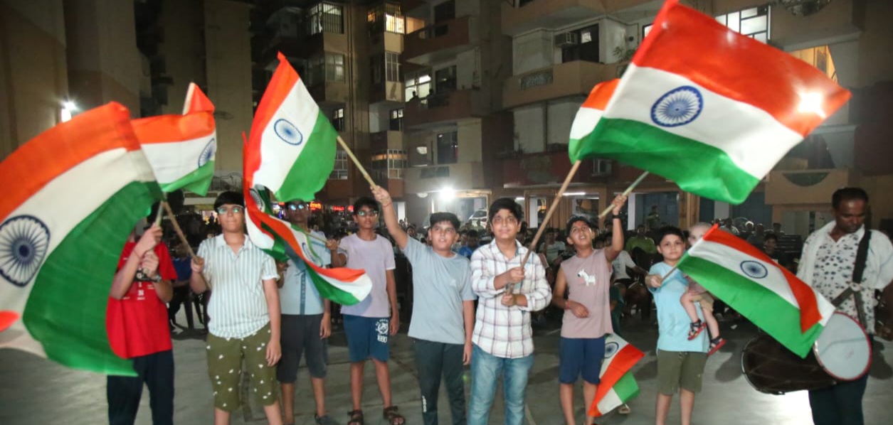 विशाल स्क्रीन पर देखा टी-20 वर्ल्ड कप का रोमांचक मुकाबला, भारतीय टीम की जीत पर गुलमोहर में जश्न