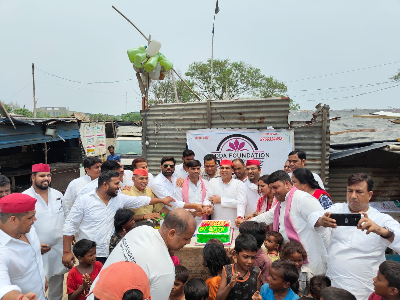 Noida News: नोएडा महानगर संगठन द्वारा आदरणीय राष्ट्रीय अध्यक्ष श्री Akhilesh Yadav के 51 वे जन्मदिवस पर दूसरे कार्यक्रम के तहत सेक्टर 65 मम्मूरा के स्लम एरिया में जरूरतमंद बच्चो के बीच केक काटकर पाठ्य एवं खाद्य सामग्री वितरित कर मनाया गया