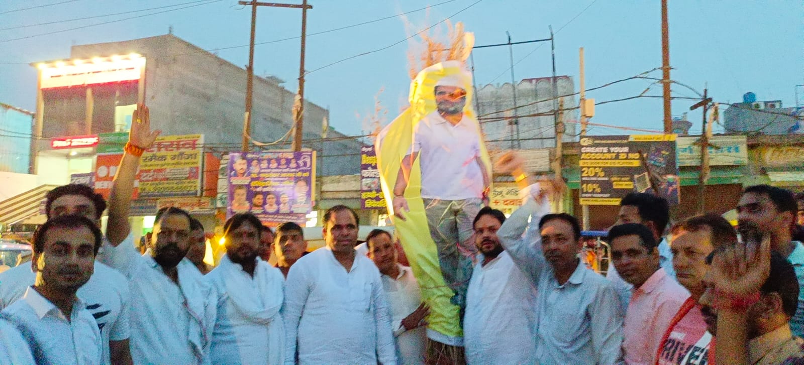 Rahul Gandhi News: राहुल गांधी की अभद्र टिप्पणी भाषा को लेकर युवा मोर्चा के नेतृत्व में रानप की पुलिया से लेकर लोनी तिराहे तक शव यात्रा निकाली गई