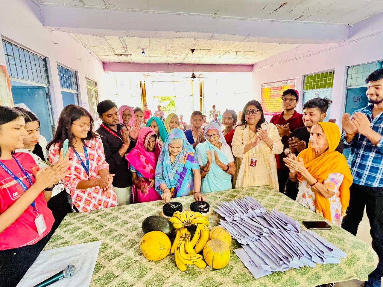 Greater Noida: वृद्धजनों की सेवा के लिये गलगोटियास विश्वविद्यालय के छात्र-छात्राएँ दनकौर कस्बे के “वृद्धाश्रम” पहुँचे