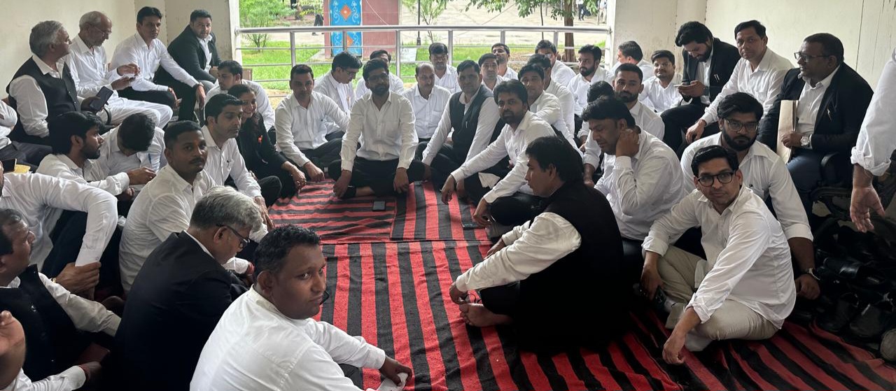 Greater Noida; मुख्य न्यायिक मजिस्ट्रेट श्रीमती बबीता पाठक द्वारा वकीलों के साथ दुर्व्यवहार करने 'कार्य न करने की अधिवक्ताओं ने कडी निंदा की, CJM की बार एसोसिएशन गौतमबुद्धनगर द्वारा सांकेतिक बहिष्कार पूर्ण दिवस की घोषणा की
